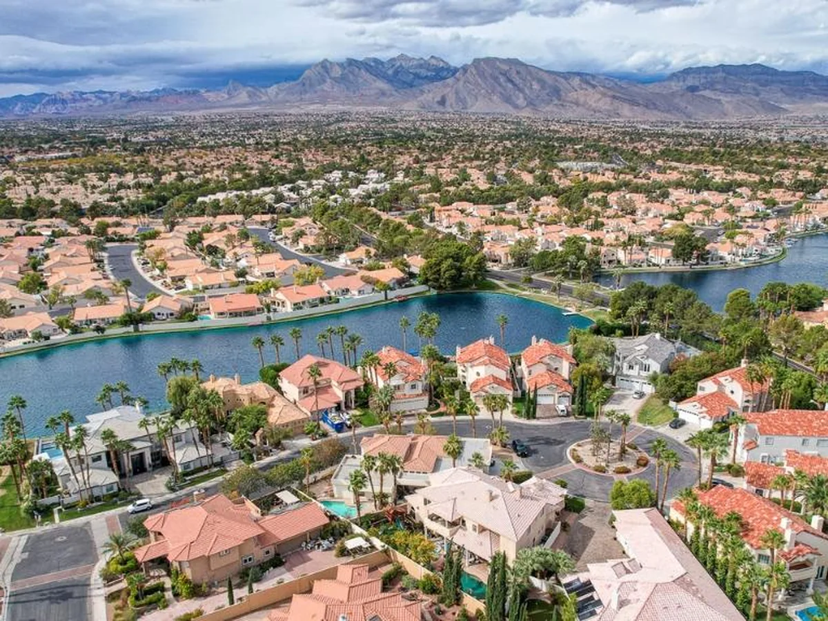 Lagos de Desert Shores rodeados de casas y palmeras en el noroeste de Las Vegas