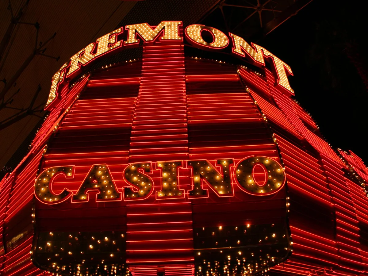 Letrero de neon del Fremont Casino en el centro de Las Vegas