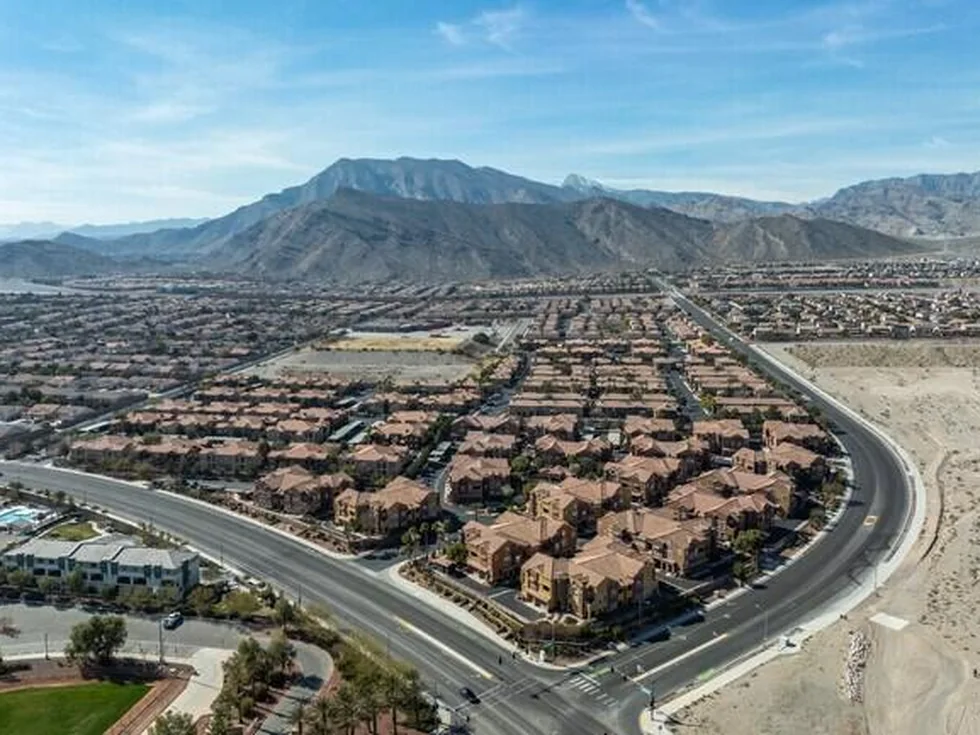 El cerro de Lone Mountain sobre las casas del noroeste de Las Vegas