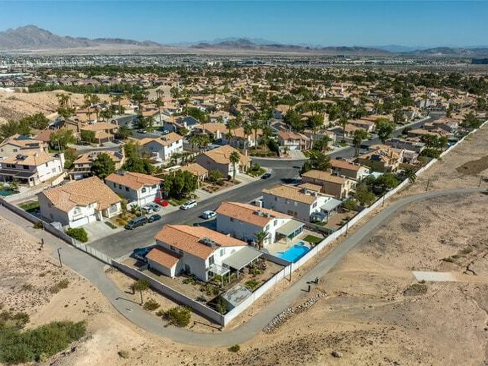 Vista aerea de casas en Whitney Ranch con el desierto y las montanas al fondo